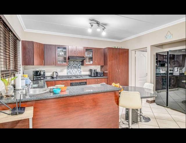3 BEDROOM CLUSTER FOR SALE IN GLENVISTA